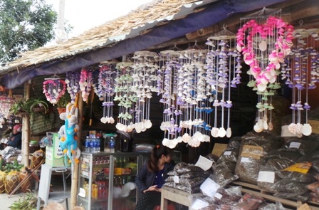 Ngoài ngắm đàn cá thần, du khách có thể mua những món đồ lưu niệm cây nhà lá vườn.