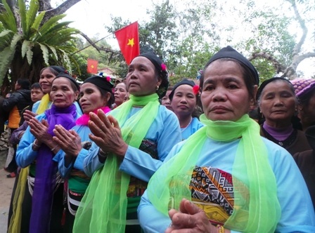 Người dân và du khách cầu cho một năm mưa thuận, gió hòa, mùa màng tốt tươi.