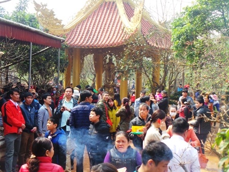 Mặc dù đường lên đỉnh Am Tiên phải vòng vèo, vượt dốc tới hơn 3km, nhưng trong kỳ hội chính vào tháng Hai và tháng Tám âm lịch hàng năm, hàng ngàn, hàng vạn người từ các nơi trong, ngoài tỉnh vẫn rồng rắn kéo về lễ hội để cầu phúc - lộc - thọ - khang - ninh cho thoả lòng ao ước.