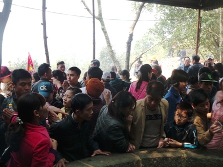 Trên đỉnh ngàn Nưa còn có giếng nước thường được gọi là giếng Tiên. Trên độ cao gần 600m so với mực nước biển lại có thủy tụ. Không ai xác định được giếng này có từ khi nào. Dân gian vẫn tương truyền, sự chuyển động của vũ trụ tạo ra vết nứt trên đá, dần dần vết nứt rộng ra tạo thành giếng. Nơi đây được cho là giếng Bà Triệu và nghĩa quân lấy nước sử dụng hàng ngày.