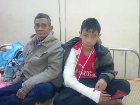 Em Đỗ Lân Anh đang được điều trị tại Bệnh viện Đa khoa huyện Yên Định