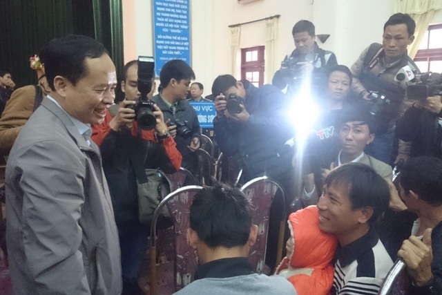 Ông Trịnh Văn Chiến - Bí thư Tỉnh ủy Thanh Hóa trao đổi với người dân