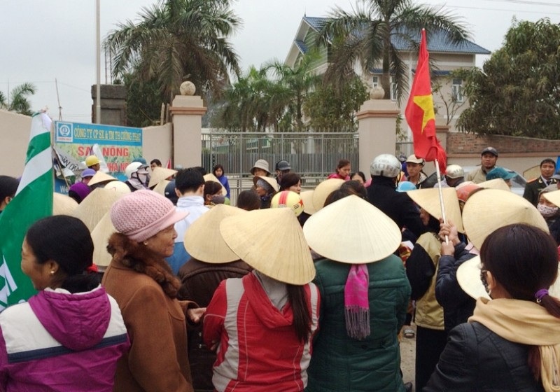 Từ chiều ngày 10/3 người dân lại bao vây nhà máy phân bón