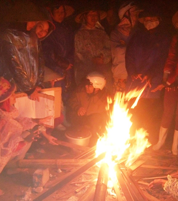 Người dân đốt lửa sưởi ấm bao vây nhà máy