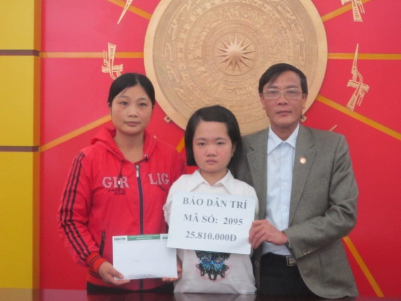 Thầy Lương Hữu Hồng - Hiệu trưởng Trường THPT Đông Sơn 1 trao quà bạn đọc ủng hộ tới mẹ con chị Tình