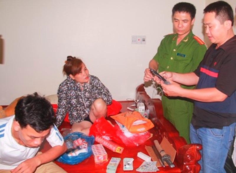 Lực lượng chức năng kiểm tra tang vật trong vụ đánh bạc qua mạng gần 5.000 tỷ vào năm 2014