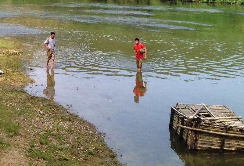 Nước sông ô nhiễm từ thượng nguồn chảy về hạ lưu
