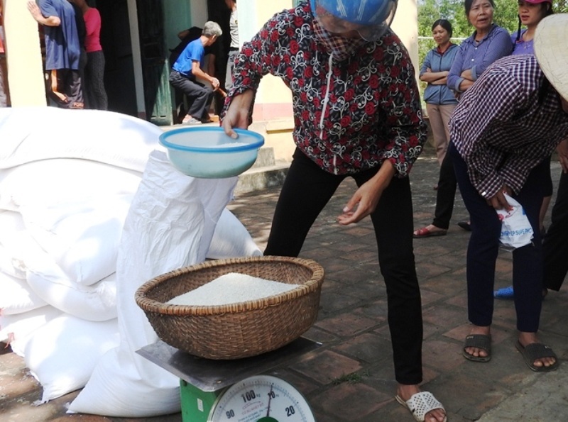 Người dân nhận gạo hỗ trợ