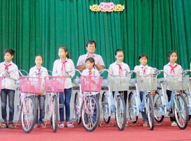 Nhiều hoạt động vui chơi và trao quà tới trẻ em nhân dịp 1/6 - 2 Trao tặng xe đạp cho các cháu học sinh tại huyện Đông Sơn