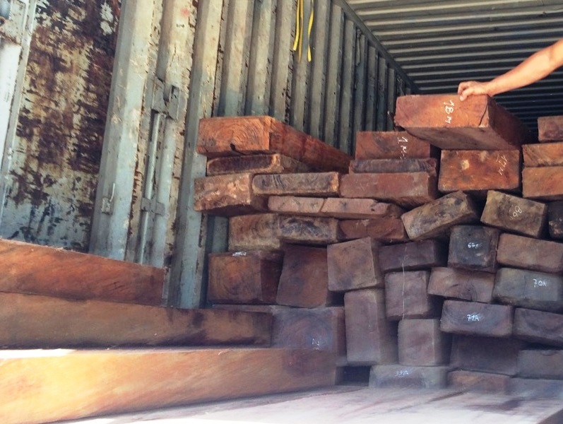 Xe đầu kéo chở đầy gỗ trên rơ mooc