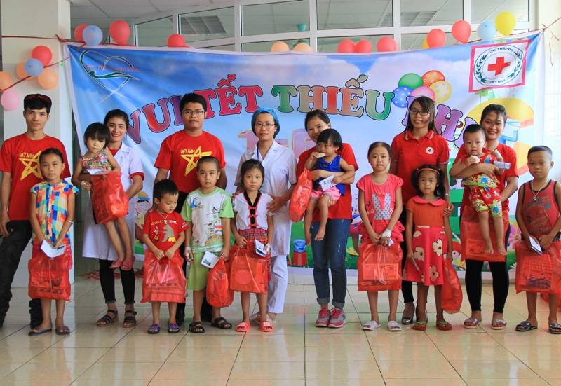 Nhiều hoạt động vui chơi và trao quà tới trẻ em nhân dịp 1/6 - 4 Tổ chức chương trình vui tết thiếu nhi cho các bệnh nhi