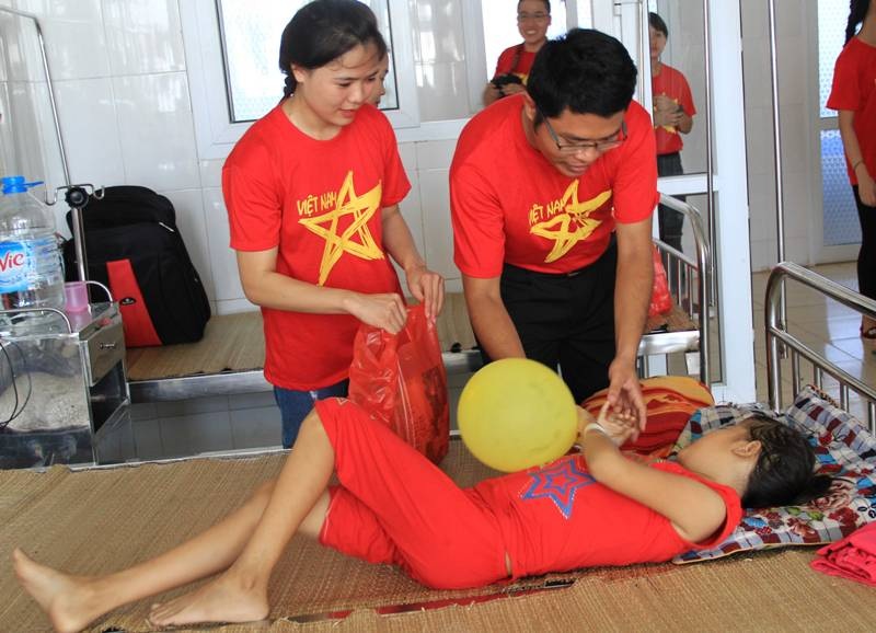 Nhiều hoạt động vui chơi và trao quà tới trẻ em nhân dịp 1/6 - 3 Các thành viên CLB Tôi yêu Thanh Hóa thăm bệnh nhi đang điều trị tại bệnh viện