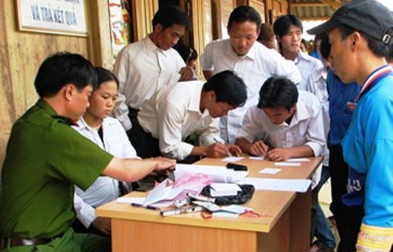 Thanh Hóa: Đơn giản hóa hàng loạt thủ tục hành chính - 1 Công an Thanh Hóa làm chứng minh thư cho dân bản