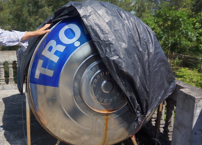 Người dân phải đầu tư bình lọc, nhưng bị hoen rỉ do nước nhiễm mặn 