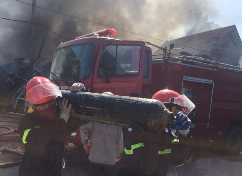 
Di chuyển vật cháy nổ nguy hiểm.
