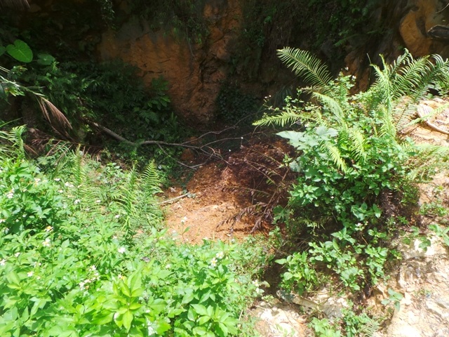 Một trong những hố đào vàng cũ nằm cạnh hang Nước