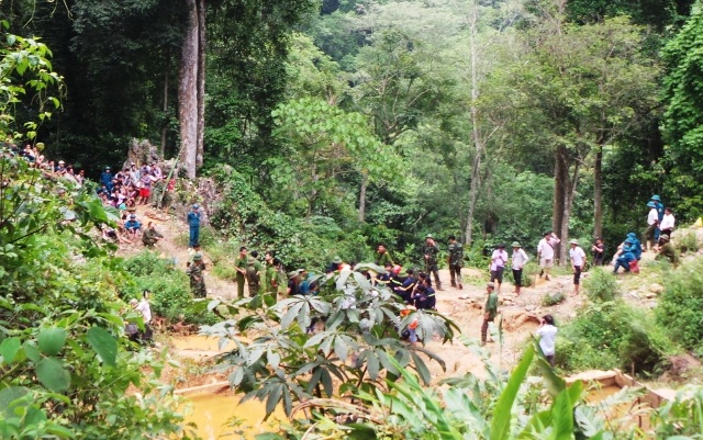 Lực lượng chức năng canh gác, bảo vệ hiện trường nơi 3 người mắc kẹt trong hang