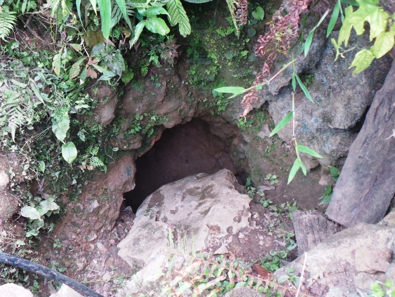 Theo các phu vàng cho biết, hang này có độ sâu khoảng 100m, trên miệng hang rất hẹp. Tuy nhiên, phía sâu trong hang rất rộng có thể chứa hàng trăm người