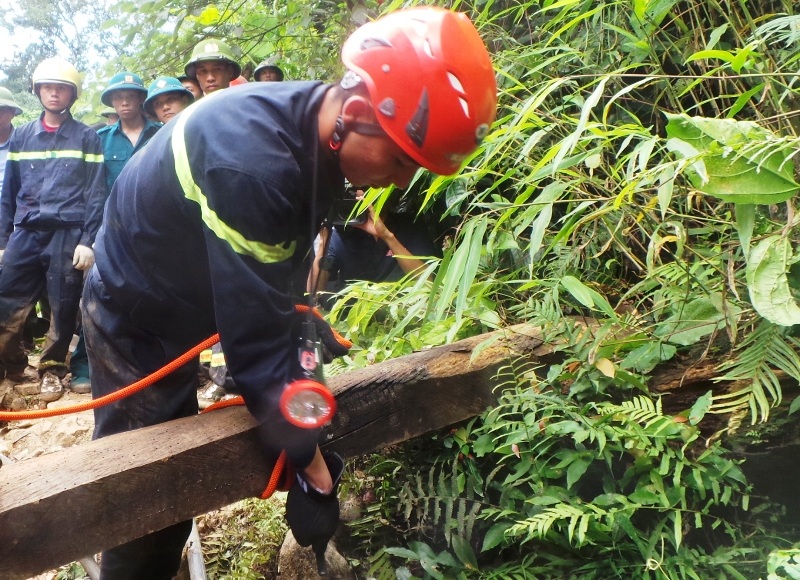 Đã đưa được một nạn nhân ra ngoài
