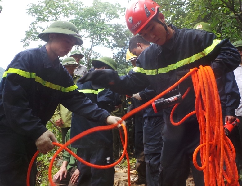 
Các chiếc sĩ Cảnh sát PCCC Thanh Hóa đang chuẩn bị các dụng cụ, phương tiện để xuống hang
