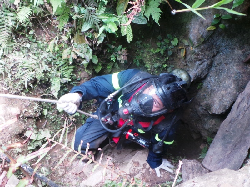 Sau khi đã chuẩn bị xong các dụng cụ, chiếc sỹ Cảnh sát PCCC bắt đầu xuống hang giải cứu nạn nhân