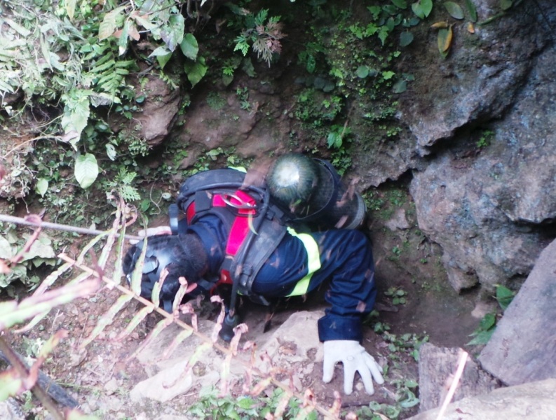 Tuy nhiên, do cửa hang quá hẹp, chiếc sỹ Cảnh sát PCCC phải mang cả bình oxy nên không thể lọt qua được đành phải quay lên