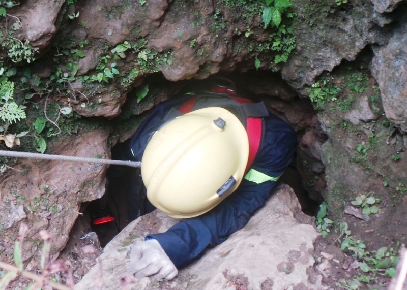 Ngay sau đó, chiếc sỹ Cảnh sát PCCC không mang bình oxy đi xuống cách cửa hang khoảng 7m để thăm dò