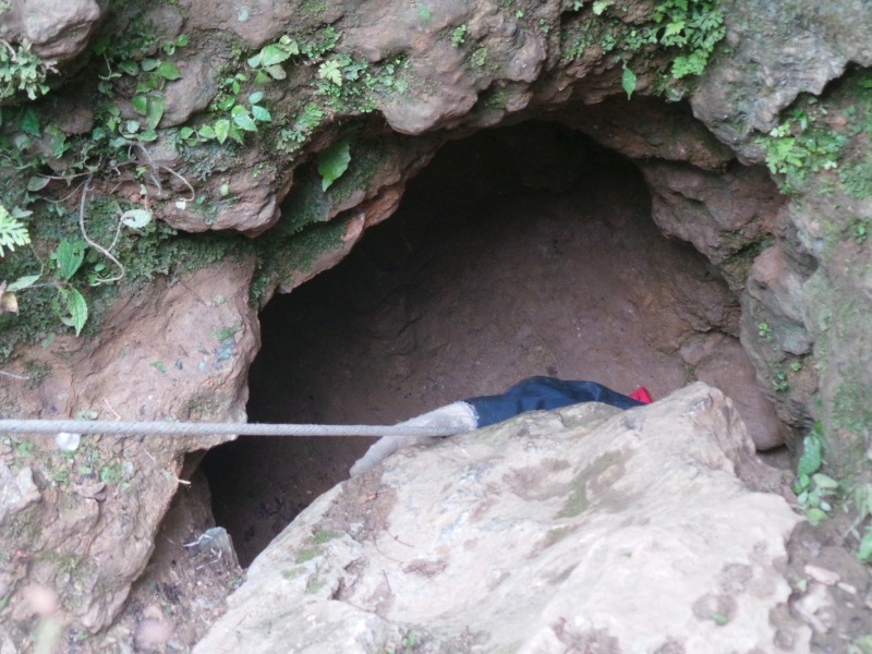 
Theo báo cáo của chiến sĩ Cảnh sát PCCC Thanh Hóa thì phía trong cách cửa hang một đoạn có thanh sắt chắn ngang, nên rất khó để mang dụng cụ vào hang.
