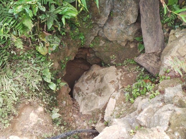 Ngay sau khi đưa các nạn nhân ra ngoài, lực lượng chức năng đã đánh sập hang