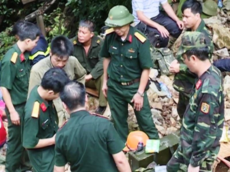 Đưa phu vàng cuối cùng mắc kẹt dưới hang sâu ra ngoài - 1 Lực lượng tìm kiếm đã hoàn tất việc đưa các nạn nhân mắc kẹt dưới hang sâu ra ngoài