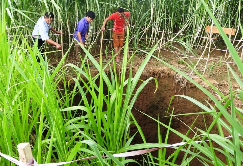 Hố sâu tiếp tục sụt lún khiến người dân lo lắng