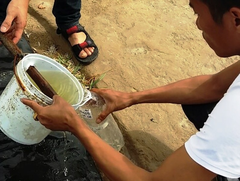 Mức độ ô nhiễm nước sinh hoạt của người dân vượt ngưỡng cho phép - 1 Đoàn kiểm tra lấy mẫu nước bị ô nhiễm để nghiên cứu, đánh giá