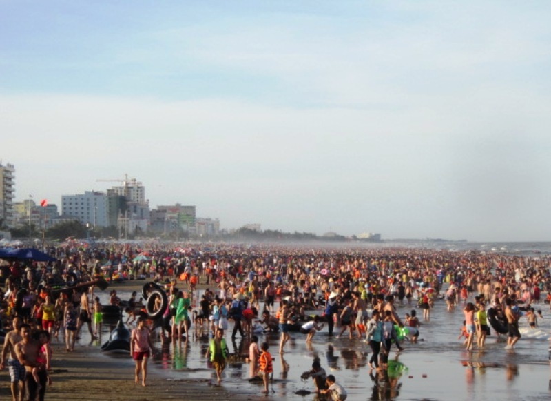 “Nghẹt thở” ở bãi biển Sầm Sơn - 6
