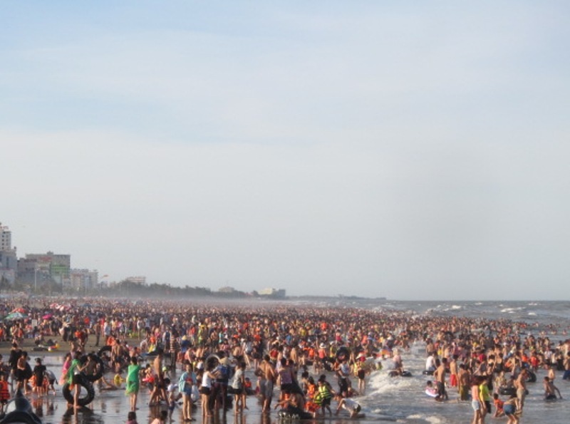 Dọc bãi tắm từ chân đền Độc Cước kéo dài xuống khu vực bãi D như một biển người. Đứng từ xa nhìn xuống dường như chỉ thấy dòng người chen chúc nhau.