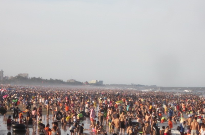 Từ khoảng 16h trở đi, lượng người đổ ra biển tắm ngày một đông, nhiều khu vực bãi tắm gần như không còn một chỗ trống.