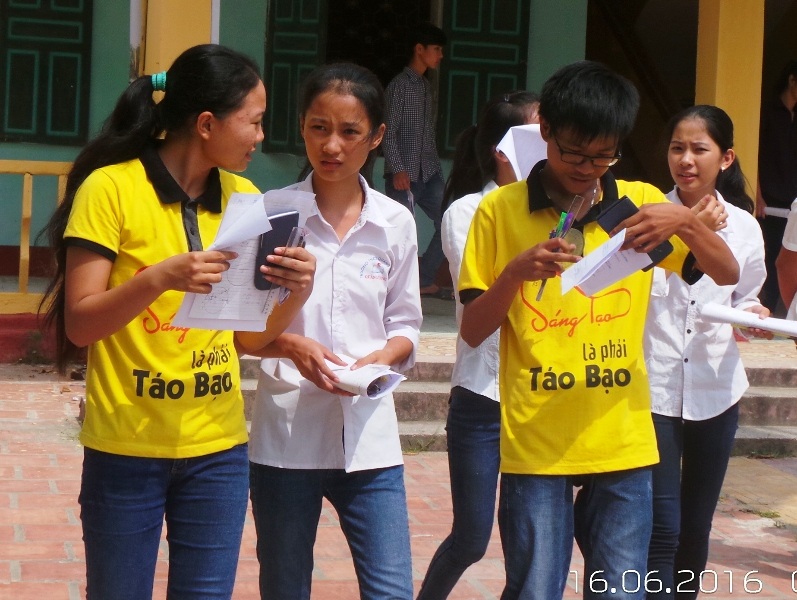 Các thí sinh hoàn thành buổi thi đầu tiên, kỳ thi tuyển sinh vào lớp 10 THPT năm học 2016 - 2017