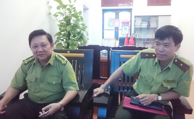 Ông Lê Quốc Việt (bìa trái) - Phó chi cục kiểm lâm và ông Nguyễn Văn Bính - Phó phòng Thanh tra - Pháp chế, Chi cục kiểm lâm Thanh Hóa