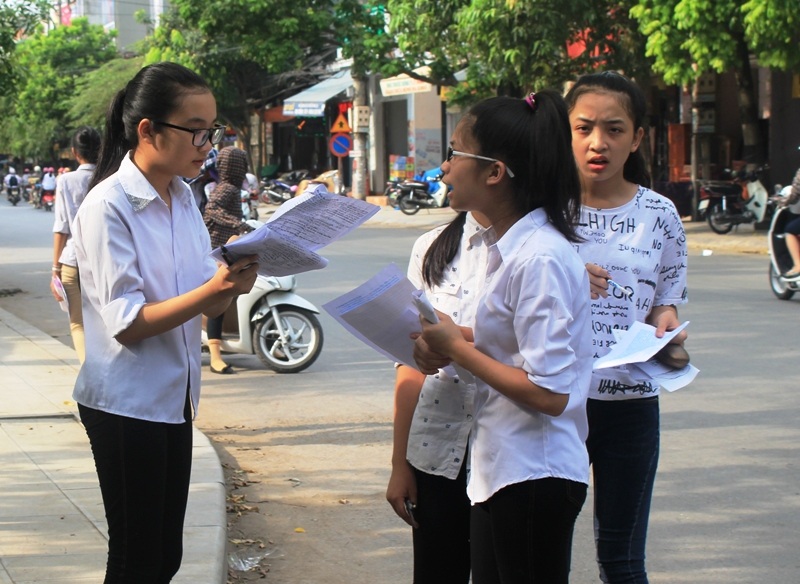 Thí sinh xem lại đề thi sau khi kết thúc buổi thi môn Tiếng Anh