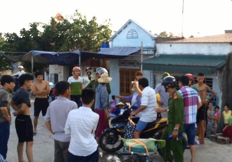 Đình chỉ cán bộ công an xịt hơi cay vào mặt dân - 1 Hiện trường vụ việc xảy ra tại chợ cá xã Minh Lộc, huyện Hậu Lộc