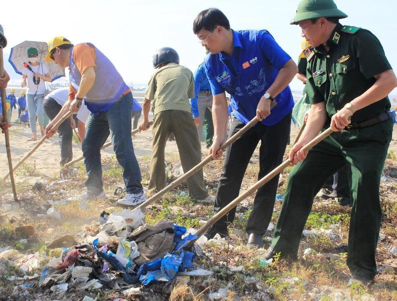 Hàng ngàn người tham gia làm sạch biển - 8