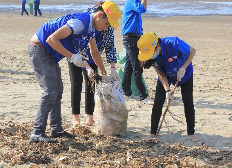Hàng ngàn người tham gia làm sạch biển - 5
