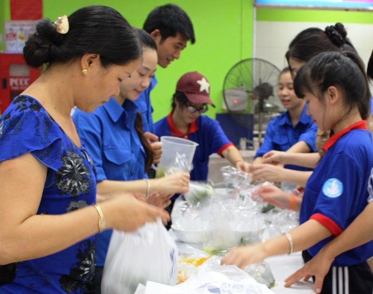 
Nhiều suất ăn miễn phí đã được chương trình tiếp sức mùa thi liên hệ để cung cấp cho thí sinh. (Ảnh: Duy Tuyên)
