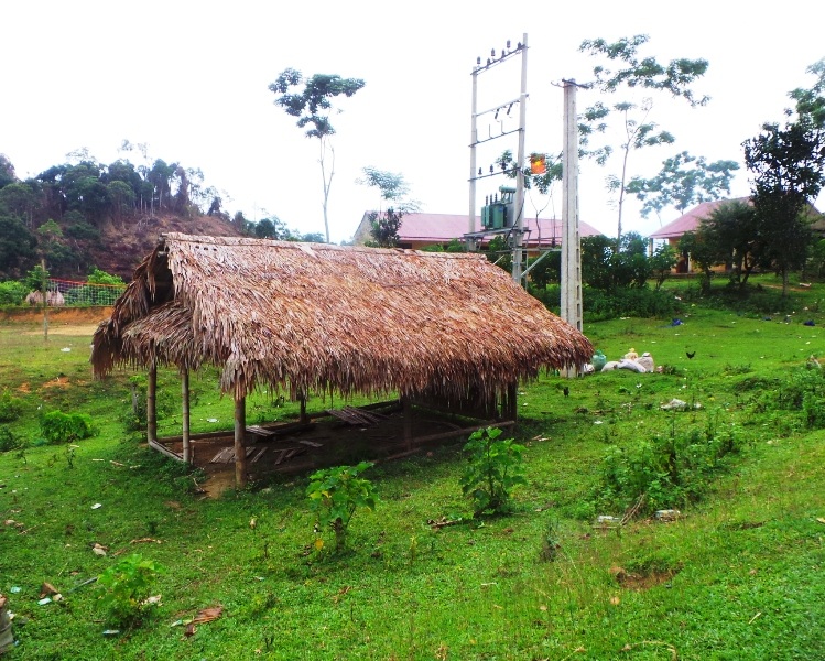 Chòi lá này là phòng học trước đây của học sinh mầm non bản Nà Đang