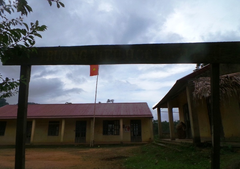 Các cháu học sinh mầm non không có phòng phải học nhờ tại điểm trường Tiểu học