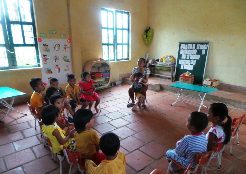 Các cháu mầm non học nhờ phòng của điểm trường Tiểu học