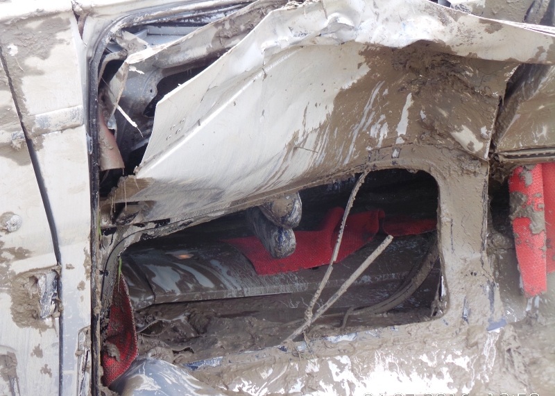 Chiếc xe du lịch cũng hư hỏng nặng