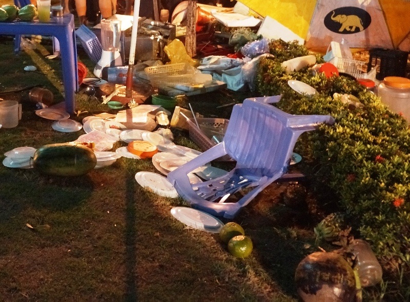 Hiện trường quán nước sau vụ tai nạn