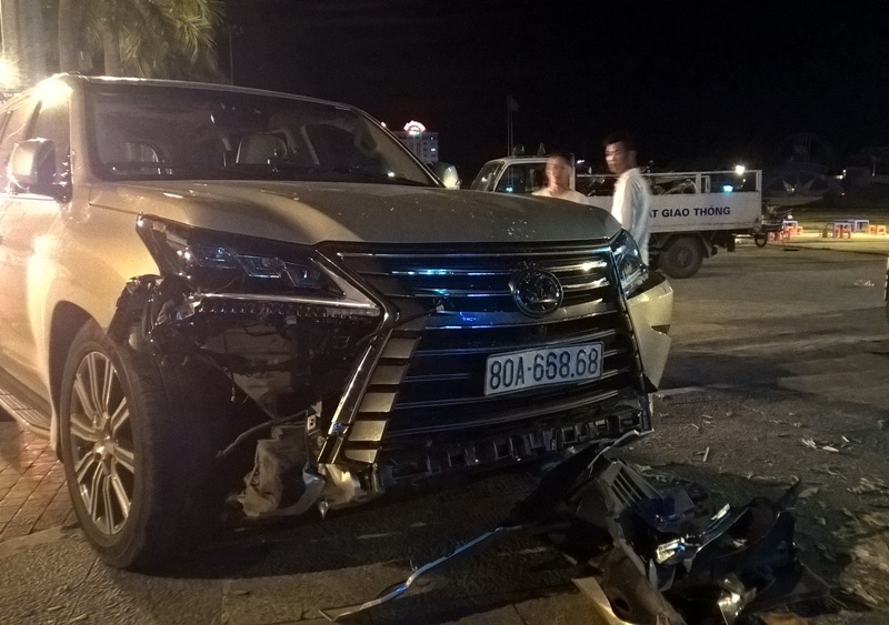 Xác định người điều khiển xe Lexus đâm nhiều người bị thương - 3 Chiếc siêu xe bị hư hỏng nặng phần đầu