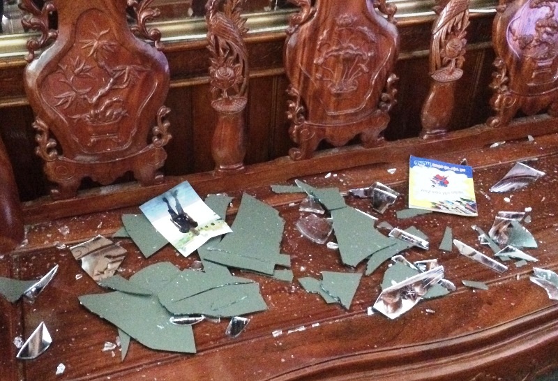 Theo gia đình nạn nhân cho biết, nhóm côn đồ còn đập phá tài sản trong nhà