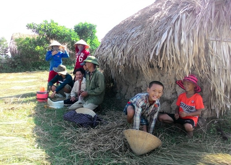 Nắng như "đổ lửa", nông dân ra đồng từ 2 giờ sáng - 11
Ngoài đồng cói, nhiều nhà tranh tạm bợ được dựng lên, là nơi nghỉ ngơi của người dân mỗi khi mệt nhọc, nhất là vào những ngày nắng nóng.